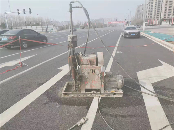 白云矿区公路路面下沉沉降开裂注浆加固施工